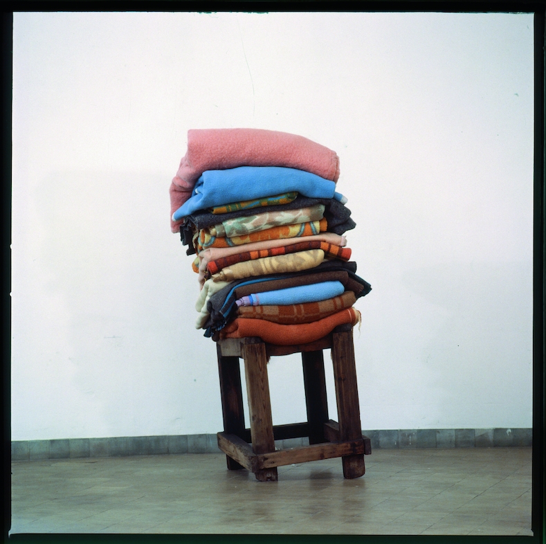 Guy Cassiers/Toneelhuis - Grensgeval - 1>2/06 - © Berlinde De Bruyckere, Zonder titel, 1992 - H 160 x 60 x 70 cm - dekens, hout © Jan Pauwels