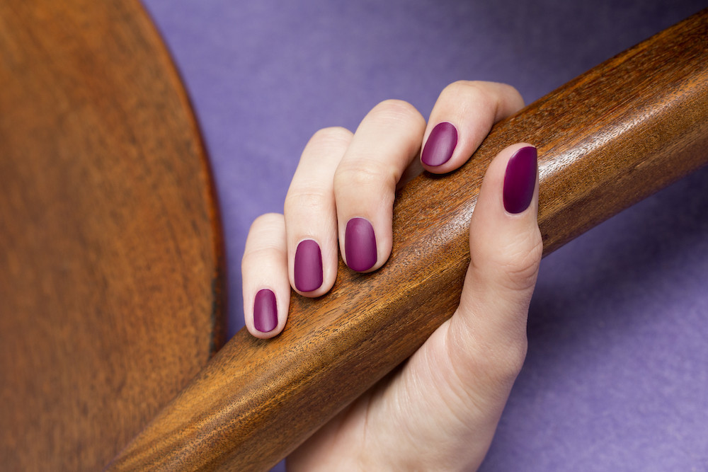 Plongez dans un monde de nostalgie avec des ongles aux couleurs de l’automne : look rétro et tenue record !