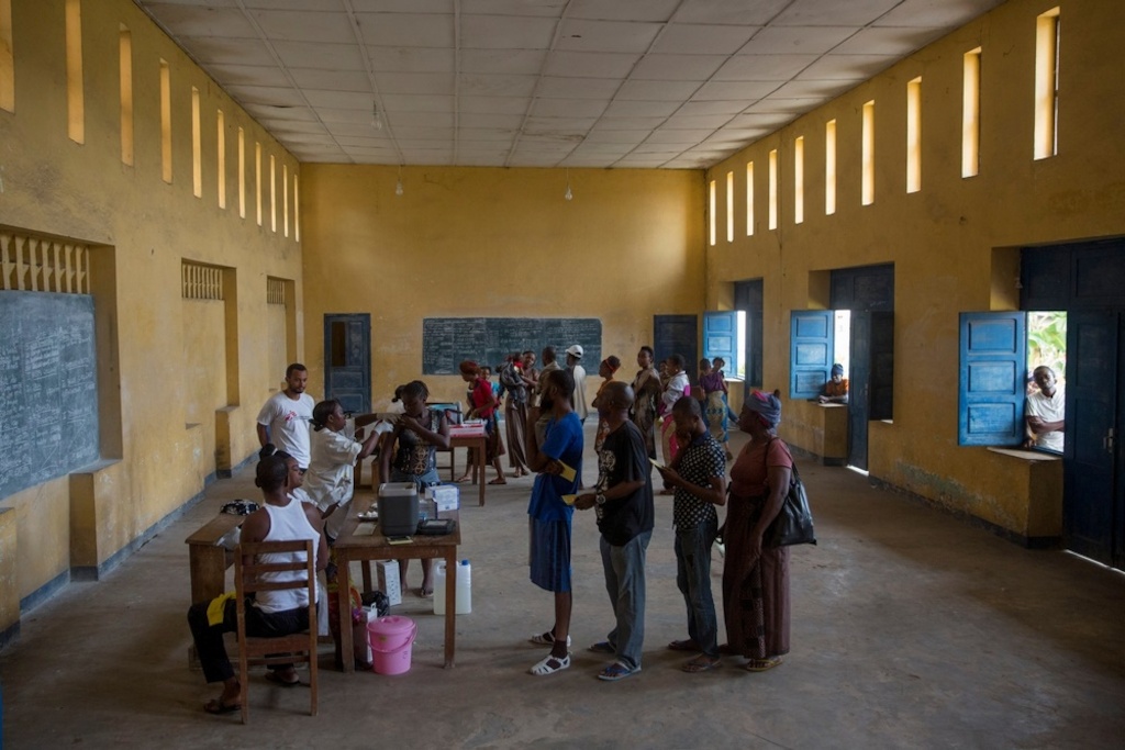 People queue to be vaccinated against yellow fever by A Medecins Sans Frontieres (MSF) in a school in Matadi, Democratic Republic of Congo. Photographer: MSF