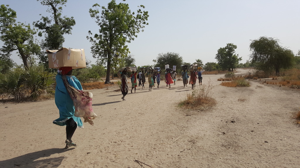 The team is leaving Dablual where they had the first mobile clinic to go to Rieri. They sometimes have to walk for long hours so they hire people from the local community to help them carrying the supply. Some of them used to work at MSF hospital before it was shut down after several lootings. Nicolas Peissel/MSF