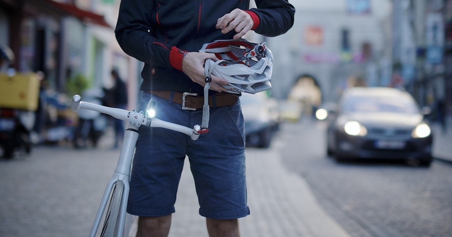 BLAZE LASERLIGHT. DE FIETSLAMP DIE LEVENS KAN REDDEN