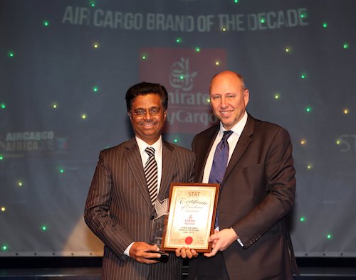Pradeep Kumar, Emirates’ Senior Vice President, Revenue Optimisation and Systems, Cargo, receives the “Cargo Brand of The Decade” Award from Glyn Hughes, IATA’s Global Head of Cargo.