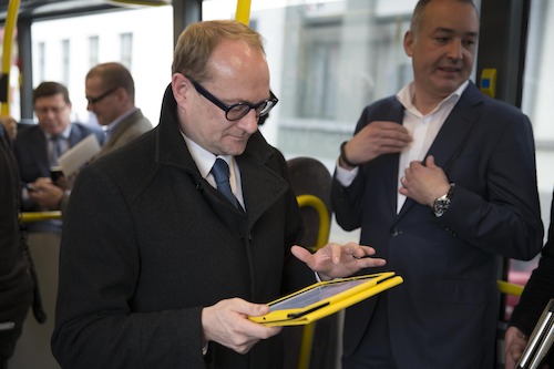 De Lijn lanceert 35 wifibussen in Leuven, Hasselt, Genk en Turnhout. Vlaams minister van Mobiliteit Ben Weyts test de gratis wifi op een bus in Leuven.