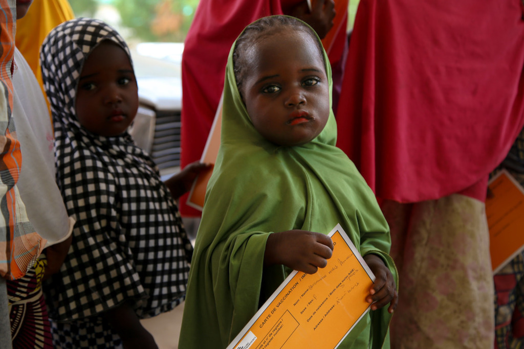 A small girl holds her MSF vaccination card in Damaturu town, in the north-eastern Nigerian state of Yobe. Photographer: Igor Barbero/MSF