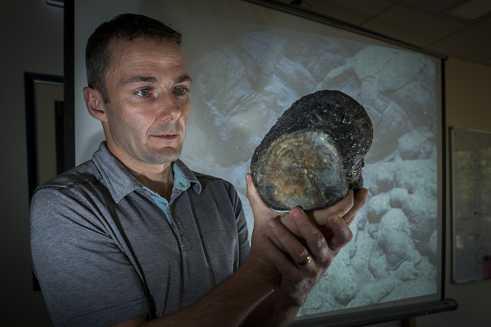 Study opens new questions on how the atmosphere and oceans formed