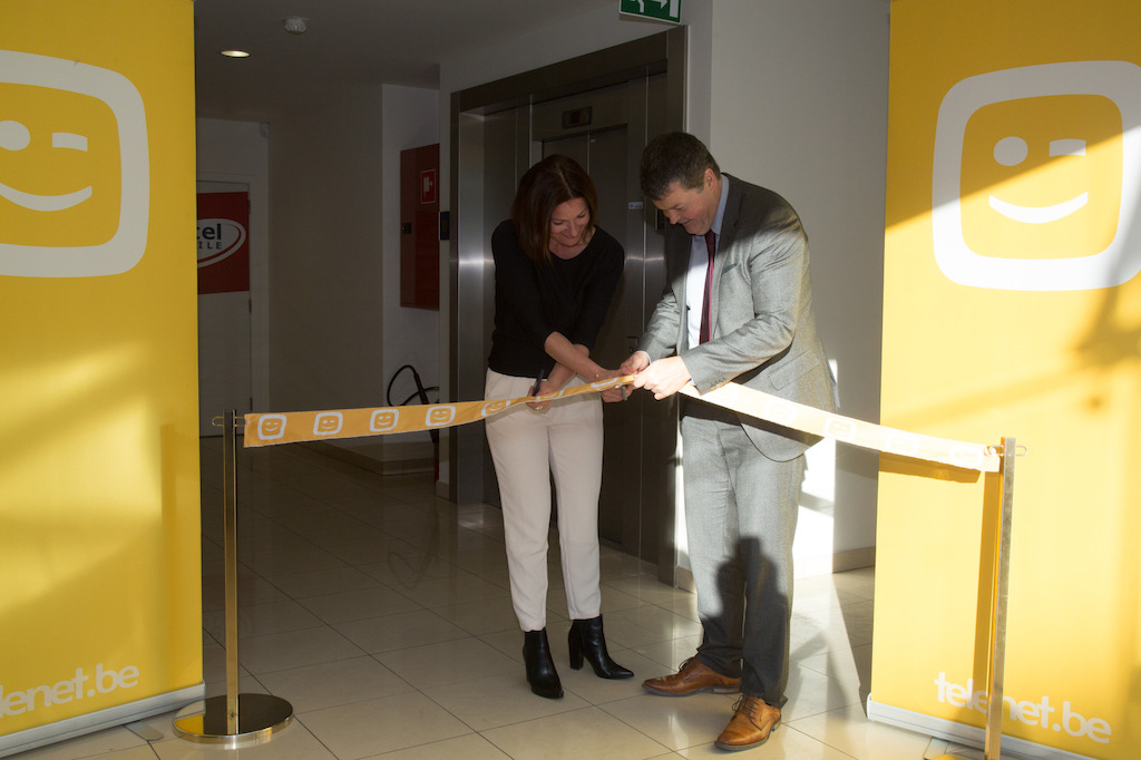 Benedikte Paulissen, verantwoordelijke customer service Telenet, en burgemeester Bart Somers