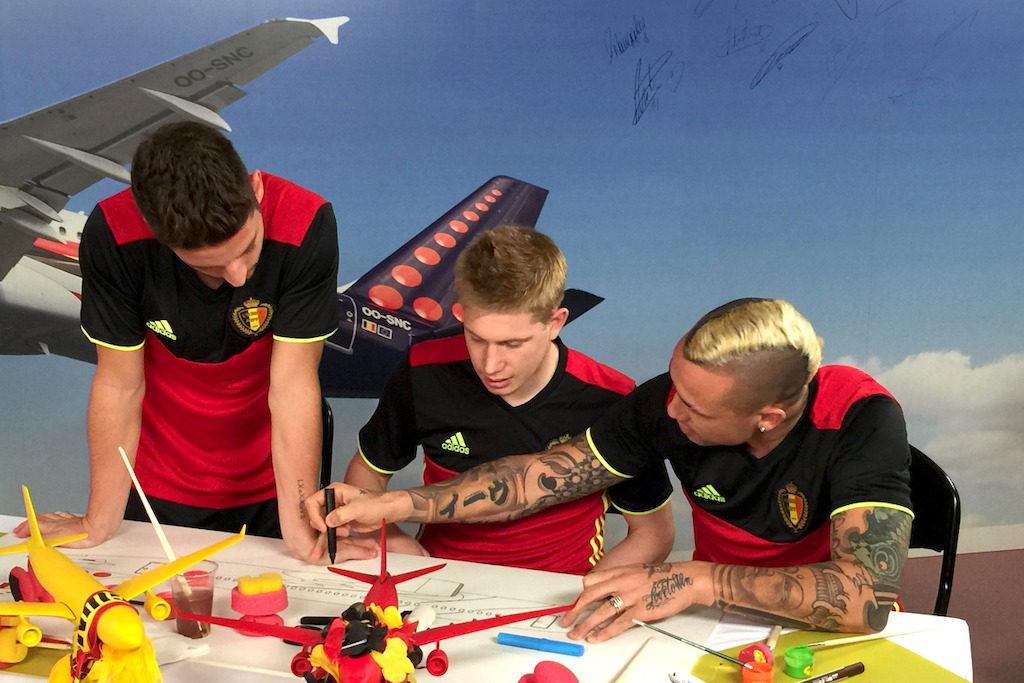 Les Diables Rouges travaillent sur le dessin de "leur" avion