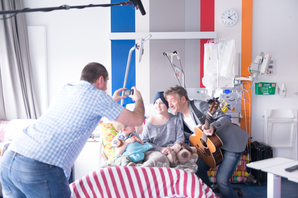 Bart op bezoek in het ziekenhuis met K3 (c) VRT