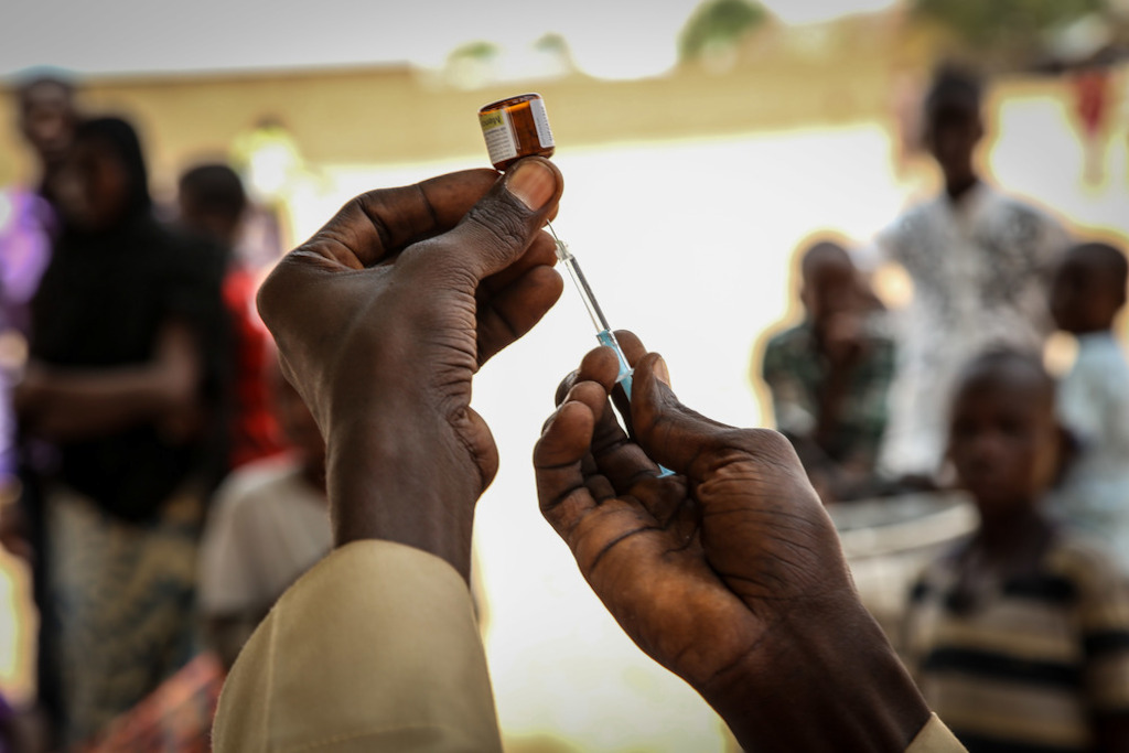 An MSF worker prepares a dose for the injection of a vaccine against meningitis in Damaturu, Yobe state, Nigeria. Photographer: Igor Barbero/MSF