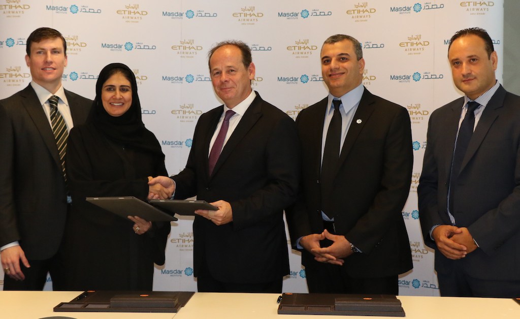 Dr Behjat Al Yousuf, Interim-provoost aan het Masdar Institute en Chris Youlten, Senior Vice President Netwerk Operations bij Etihad Airways, hebben de overeenkomst ondertekend in aanwezigheid van Dr. Steve Griffiths, Vice-President voor Onderzoek, Dr. Marouane Temimi en Dr. Hosni Ghedira.