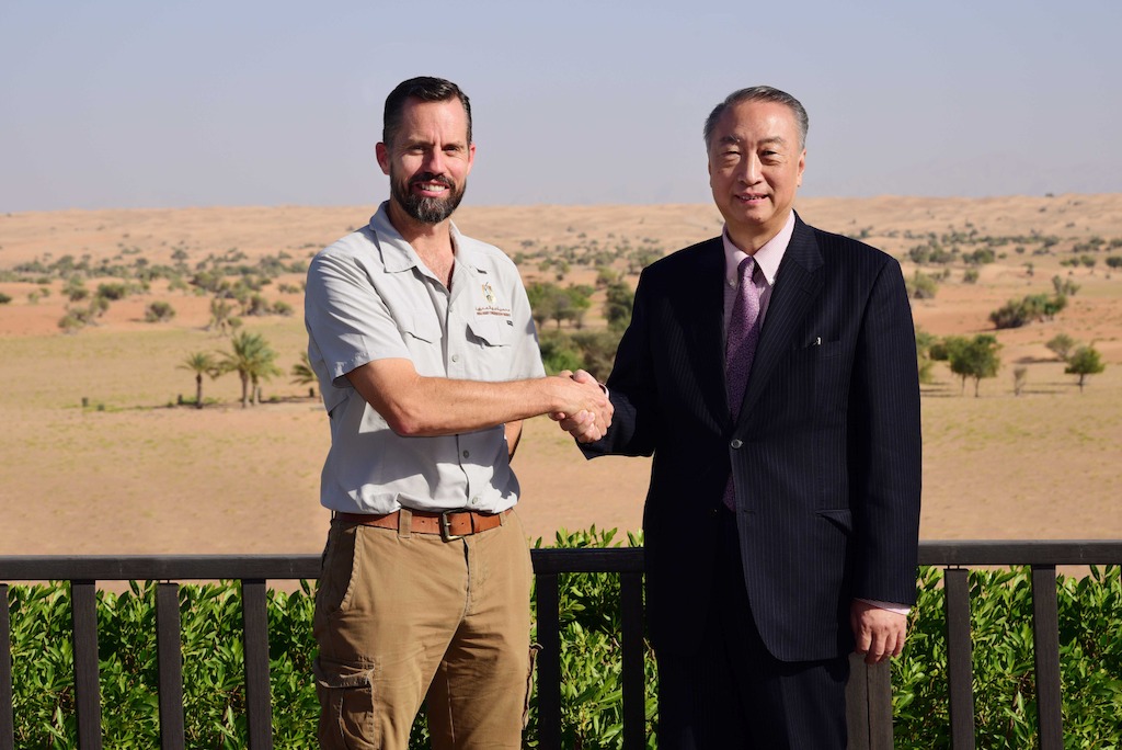 رئيس الاتحاد الدولي لحماية الطبيعة IUCN جيانج شينشينغ، برفقة جريج سيمكينز، مدير محمية دبي الصحراوية، خلال زيارة المسؤول الدولي للمحمية.