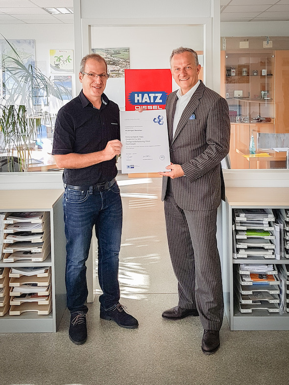 Hans-Heinrich Benda, Geschäftsbereichsleiter für Aus- und Weiterbildung der IHK Darmstadt (rechts), überreicht Kai Hopfensberger, Niederlassungsleiter Hatz West, die Urkunde zum 50-jährigen Bestehen