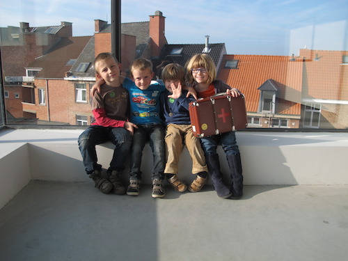 Magnus is Ziek wordt uitgetest door kinderen (c) Andy Merregaert