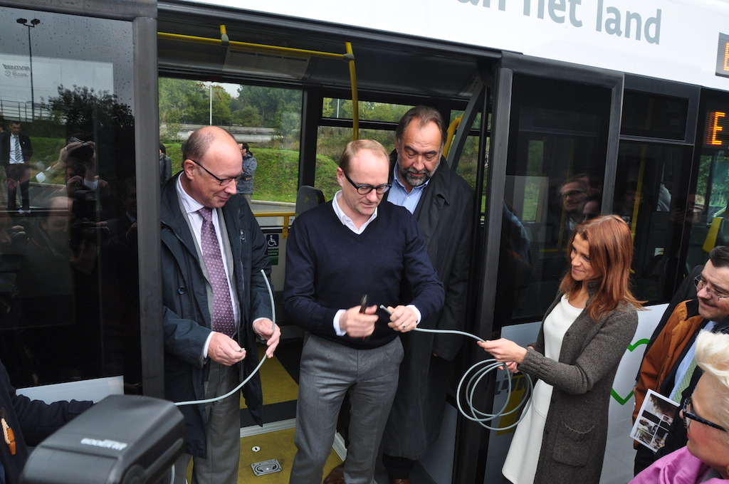 Knippen symbolisch de stroomkabel door i.p.v. het traditionele lintje: (vlnr) directeur-generaal Roger Kesteloot, Vlaams minister van Mobiliteit Ben Weyts en voorzitter van de RVB Marc Descheemaecker.