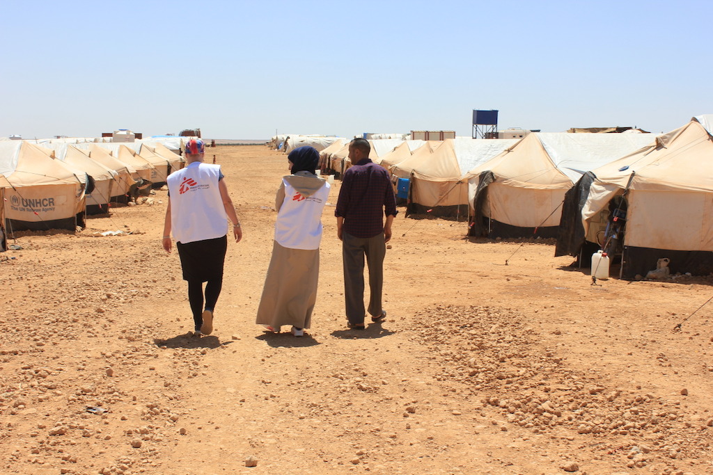 Teams van AZG bieden hulp in het Menbij kamp voor ontheemden in Noord-Syrië