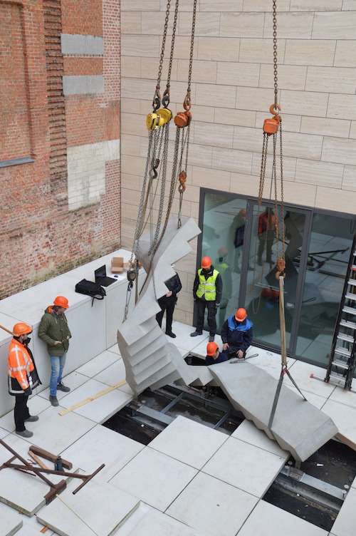 Installatie trapsculptuur Hannes Van Severen (c) M - Museum Leuven