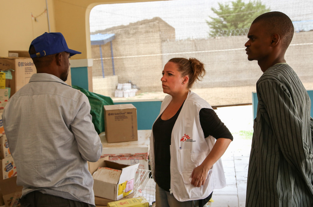 MSF teams coordinate the distribution of vaccines that will be used on a meningitis vaccination campaign in the Nigerian northern state of Yobe. Photographer: Igor Barbero/MSF