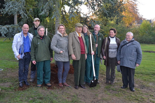 Plantation d'un cèdre au Parc de Laeken le 22 novembre 2014, en présence la Ministre Céline Fremault et des responsables e Bruxelles Environnement et en hommage au 350e anniversaire de la Société Royale Linnéenne et de Flore de Bruxelles