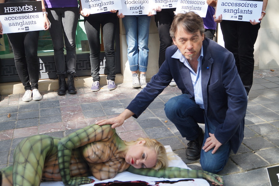Lesley-Ann Poppe protesteert als krokodil tegen dierenleed bij Hermès