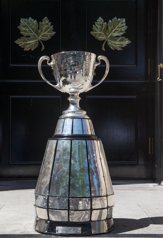 La Coupe Grey à l'entrée de la Maison du Canada. Photo: Jim Ross/LCF.