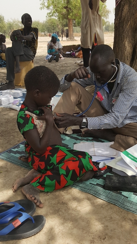 Richard, MSF Community health worker, is consulting a 4 years old girl suffering from malnutrition. Nicolas Peissel/MSF