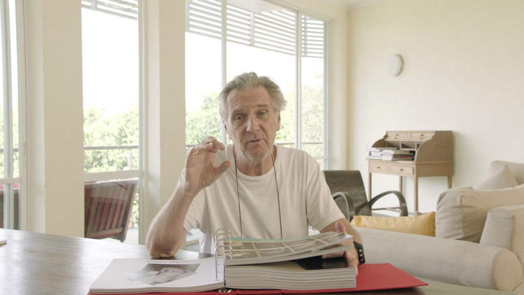 John Vink met album Canvasconnectie - (c) VRT