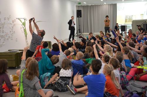Wim Opbrouck leest voor uit 'De Vijand' aan meer dan 100 Leuvense schoolkinderen (c) M - Museum Leuven