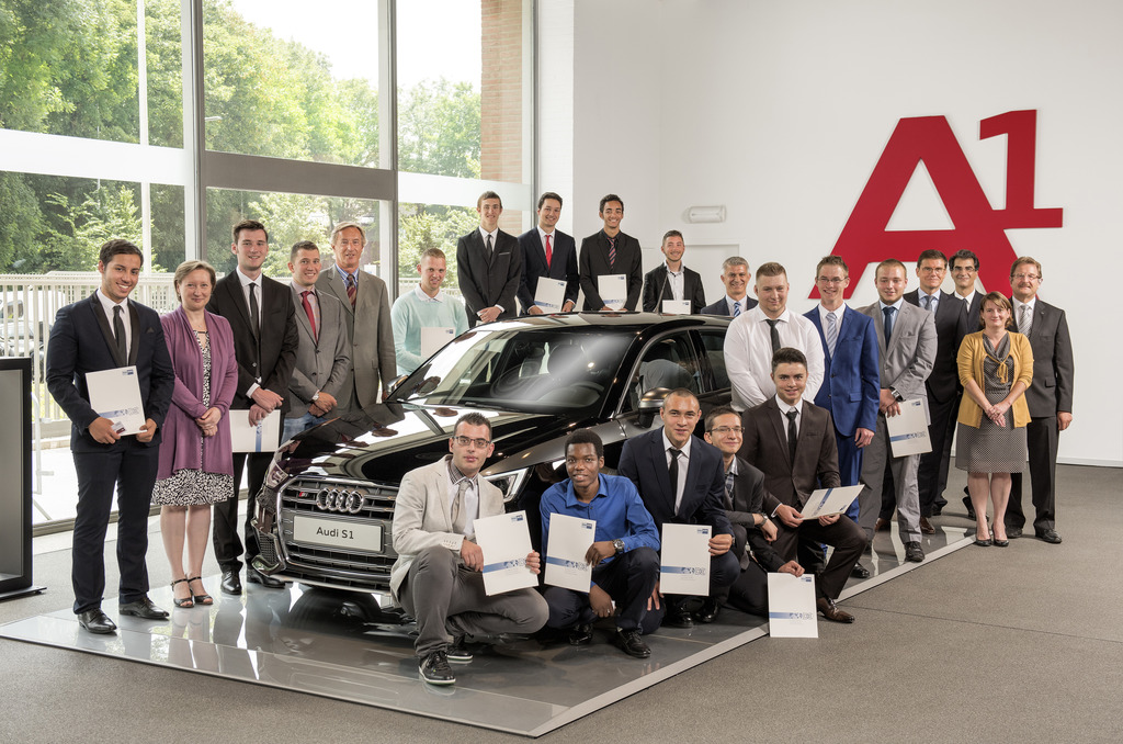 Photo de groupe avec les diplômés.<br/>Deuxième personne à gauche: Isabelle Regnaut, directrice IDB Woluwe<br/>De droite à gauche:<br/>Patrick Danau, directeur général, Audi Brussels<br/>Maggy Vankeerberghen, directrice KTA Pro Technica Halle<br/>Shahriyar Teheri, coordinateur enseignement associé, Audi Brussels<br/>Michael Schmid, directeur général ressources humaines, Audi Brussels