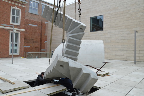 Installatie trapsculptuur Hannes Van Severen (c) M - Museum Leuven