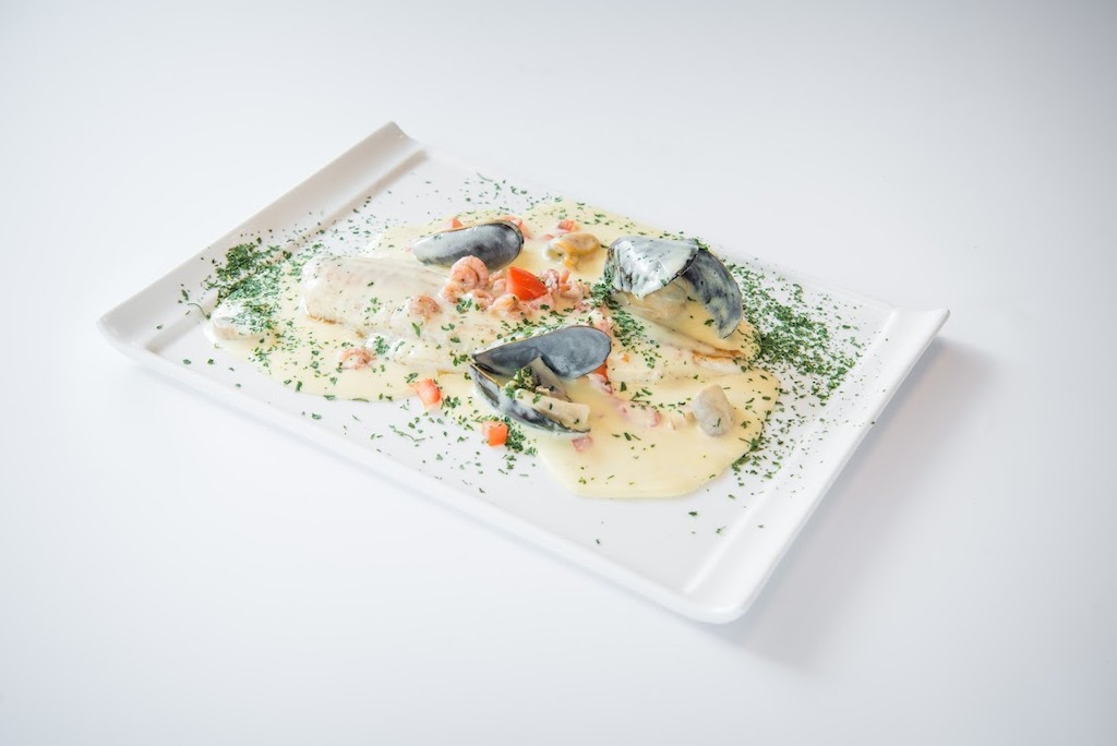 Brasserie Leon Spilliaert - Pladijsfilet Ostendaise met witte wijnsaus, tomaatjes, garnaaltjes, champignons en peterselie.