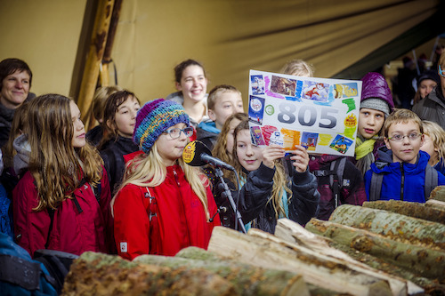 Kinderen tonen trots hun zelfgemaakte cheque (c) VRT - Thomas Geuens