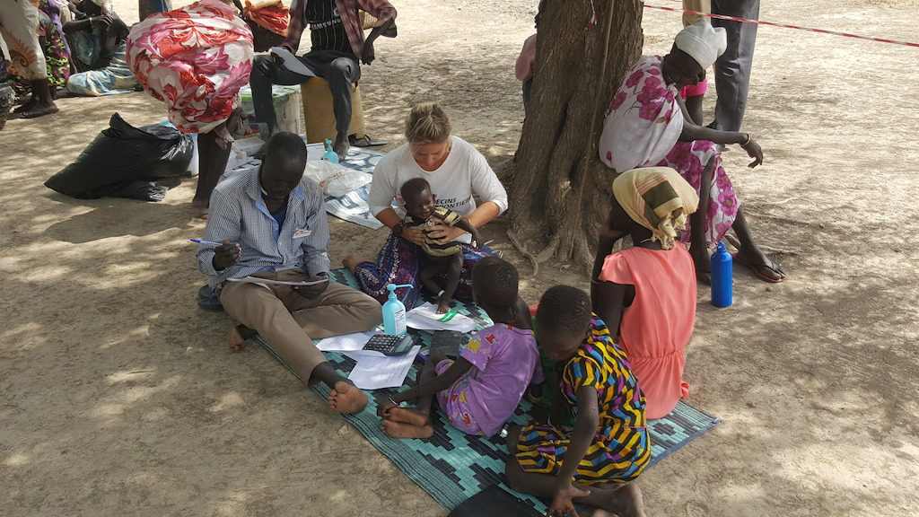 Philippa Pett, “Pippa”, MSF doctor from the UK and Richard, MSF Community health worker, are consulting a child suffering from malnutrition. Nicolas Peissel/MSF