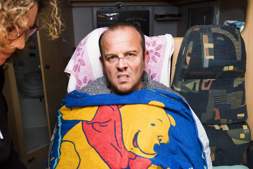 Even bijschminken: bloed en verwondingen (c) Alex Vanhee/VRT
