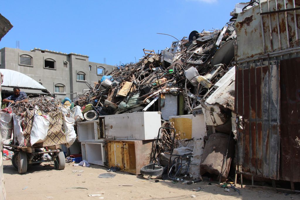 Beit Hanoun, Shuja’iya (according to the UN: Reconstruction of over 12,580 housing units totally destroyed has yet to start, prolonging the hardship of some 100,000 internally displaced people 100,000 people who lost their homes in the Gaza strip remain internally displaced and 120,000 people still have no access to public water.) Beit Hanoun, northeastern Gaza Strip, one of the hardest hit areas during the 2014 summer war, collecting old metal bars etc from destroyed houses to be reused and recycled for makeshift/improvised reconstruction of homes. © Susanne Doettling/MSF