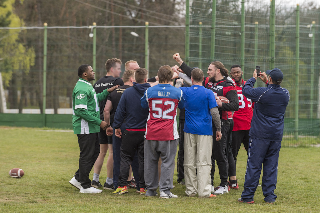 Des joueurs de la LCF enseignent des exercices de football aux militaires déployés dans le cadre de l'opération UNIFIER à Starychi, en Ukraine. Photo : CplC Mathieu Gaudreault, Caméra de combat des Forces canadiennes