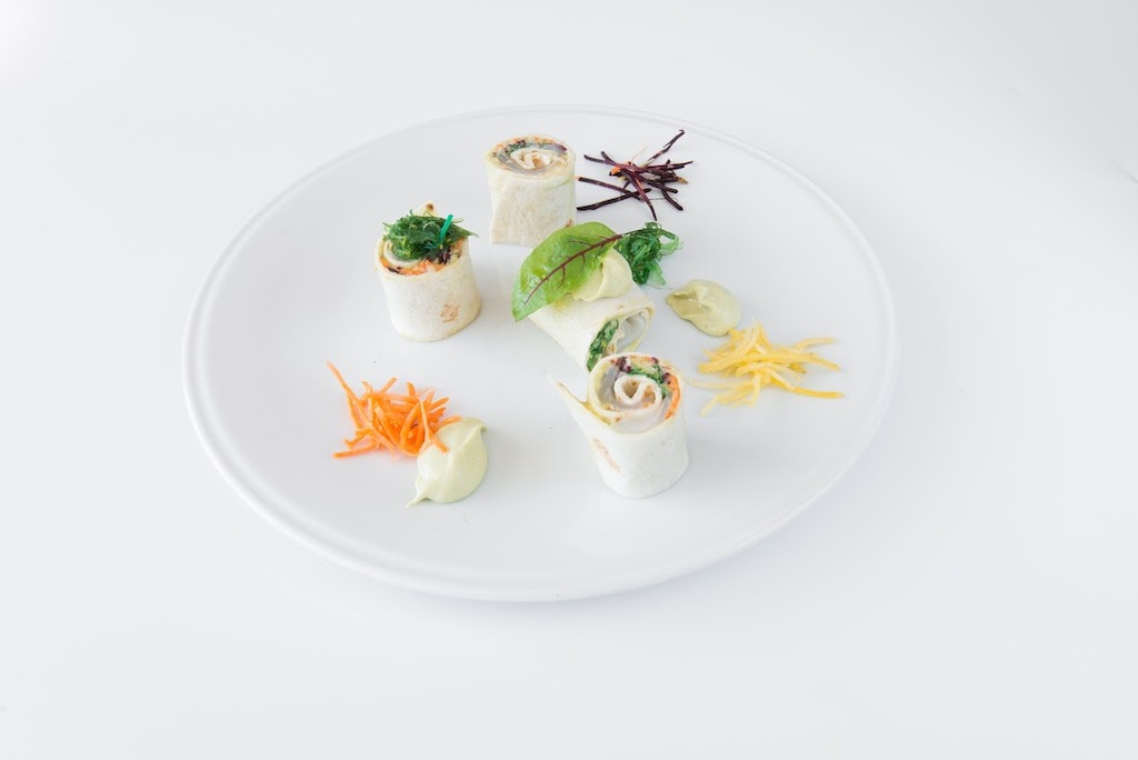 Faro - Wrap met in huis gerookte schelvis "Haddock", Wakame,mix van geraspte wortelen, avocadodressing,rode ui en gebrande pijnboompitten.