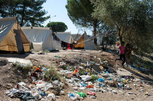 Afval ligt overal in Kara Tepe kamp © Georgios Makkas