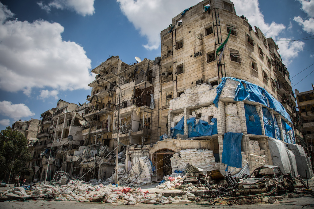 Na een bombardement in april wordt een ziekenhuis in Oost-Aleppo, in Syrië, opgelapt met zandzakjes en plastic zeilen. Bij het bombardement werd een arts gedood en raakten verschillende verpleegkundigen gewond ©Karam Almasri