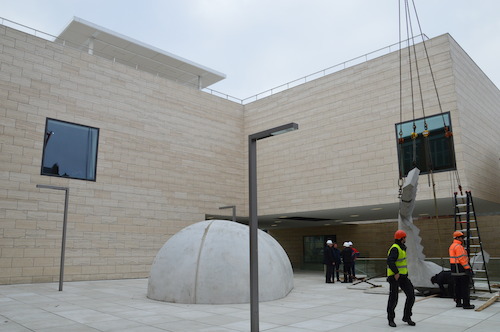 Installatie trapsculptuur Hannes Van Severen (c) M - Museum Leuven