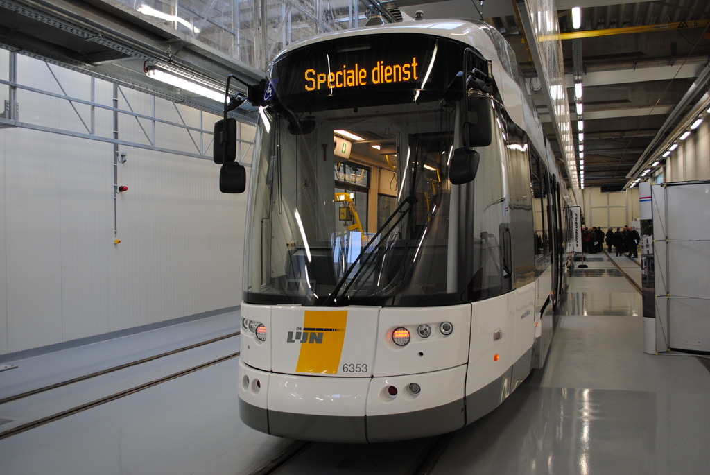 De supertram (43 m) in de stelplaats in Gentbrugge. Foto: De Lijn.