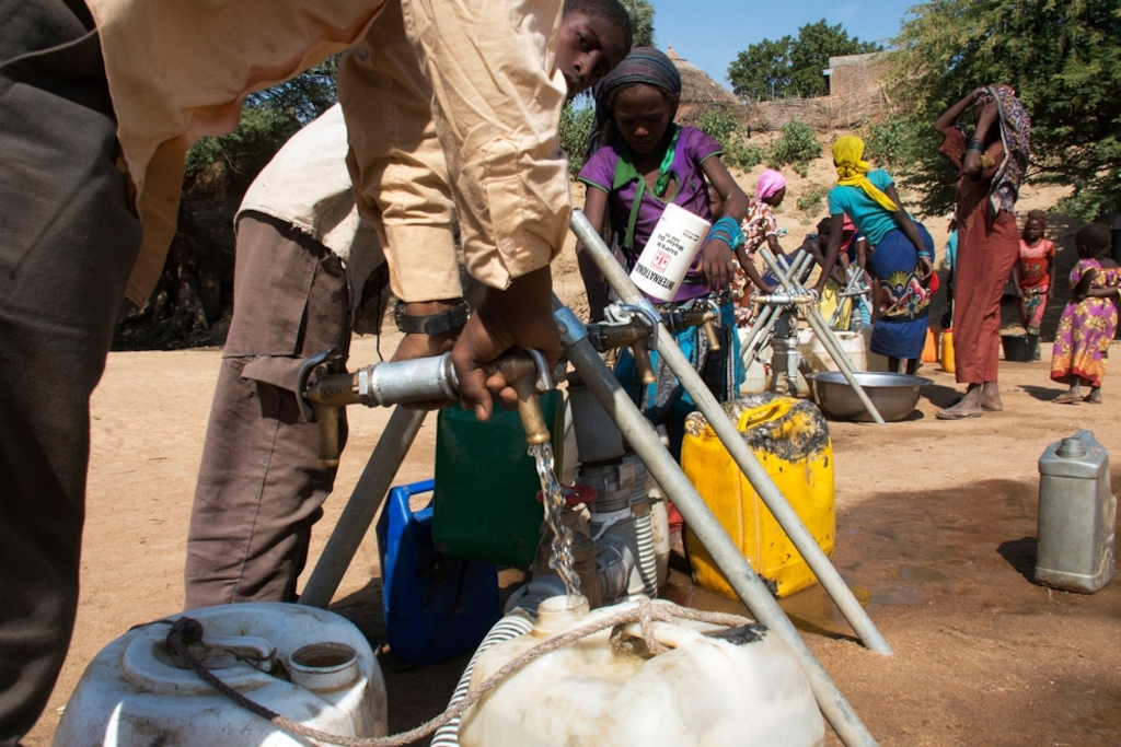 A water point installed by MSF on the Bahr Azoum riverbed, in Ganatir neighbourhood, Am Timan. MSF has started a programme to chlorinate the town water supplies which includes two public water distribution networks and 70 individual water points such as hand-pumps, open water tanks and a jetted well site. Salamat Region of Chad. Photographer: Abdoulaye Barry/MSF