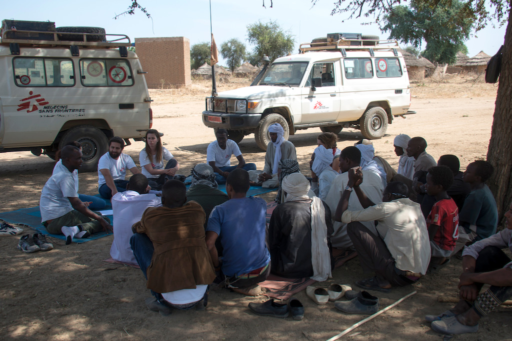 The MSF team in Mirekeke is discussing with local administrative and religious authorities the symptoms of hepatitis E. <br/>A significant number of hepatitis E cases have come from the villages outside Am Timan, where MSF is not present, among them the recent case of a pregnant woman whose baby died on delivery. MSF decided to conduct some randomly quick assessment out of Am Timan to have a clear view of what has been going on. Salamat Region of Chad. Photographer: Abdoulaye Barry/MSF