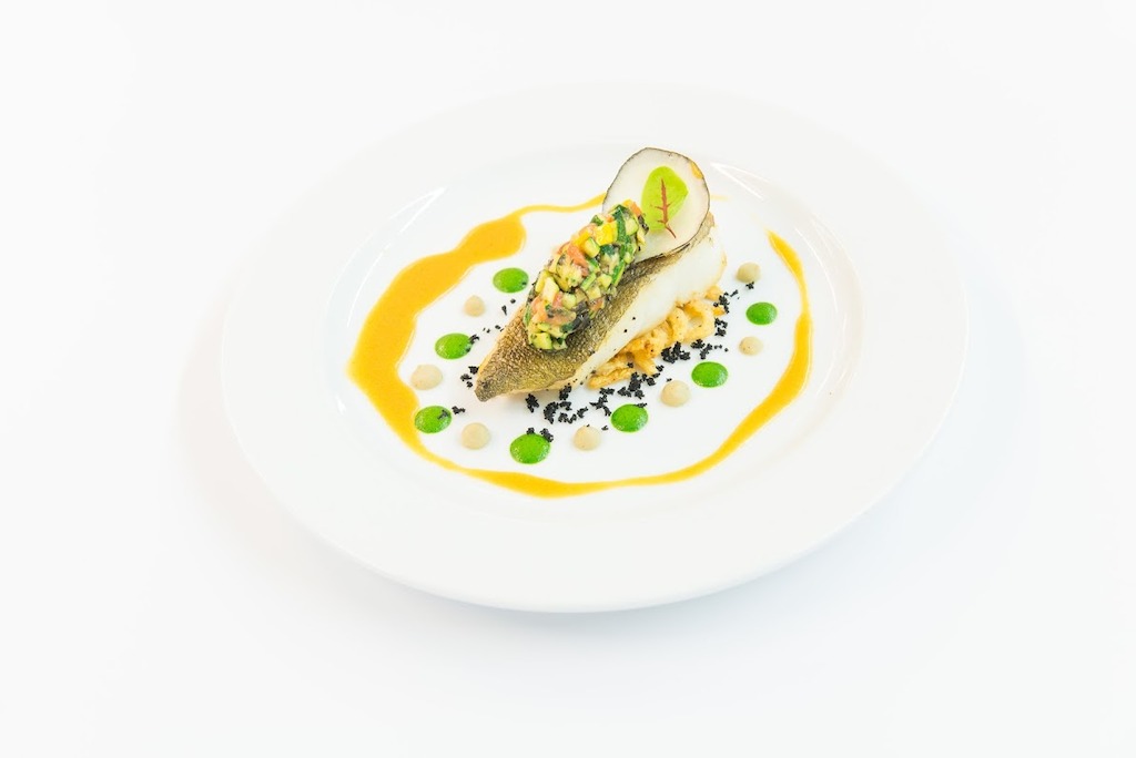 Fortuna - Gebakken schelvis met een courgette tapenade, aubergine mayonaise, jus van bouillabaisse en crispy uitjes.