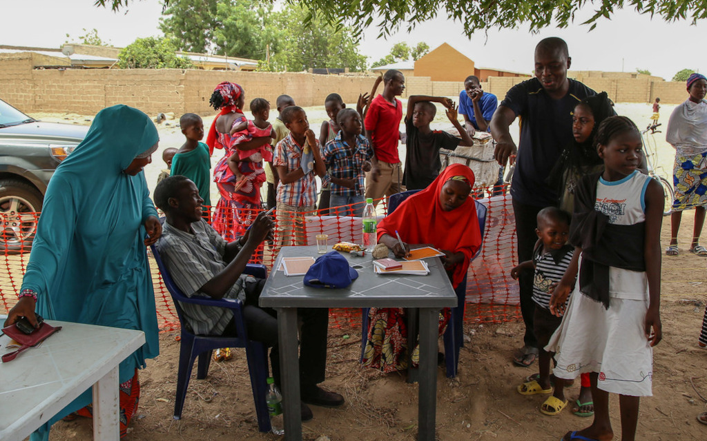 MSF teams complete the vaccination certificates of people taking part in a vaccination campaign in the town of Damaturu, in the north-eastern Nigerian state of Yobe. Photographer: Igor Barbero/MSF