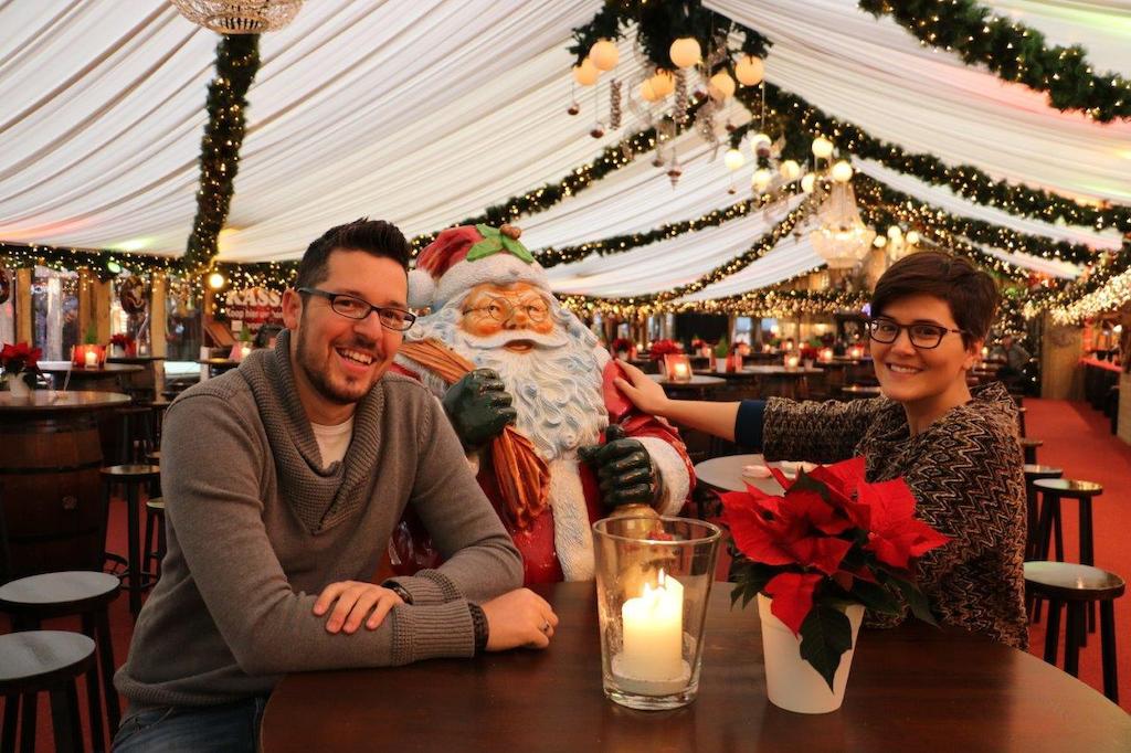 Daan Masset, de kerstman en Eva Droogmans (c) VRT/Radio 2 Limburg