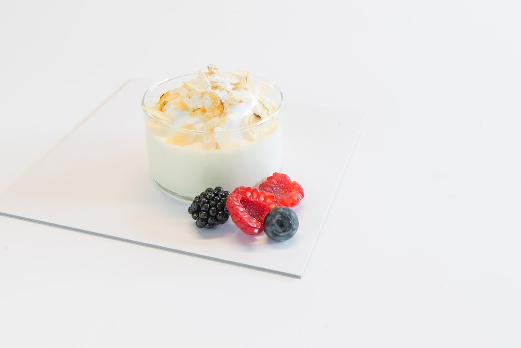 Fijnbakkerij Debusschere - Luchtige anglaise crème geparfumeerd met thaiti vanille stokjes met en merengue eventjes gekarameliseerd en wat vers fruit