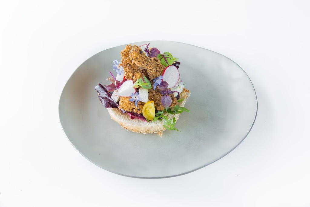 Histoires d'O - Een broodje goujonette met een frisse salade en verse tartaarsaus.