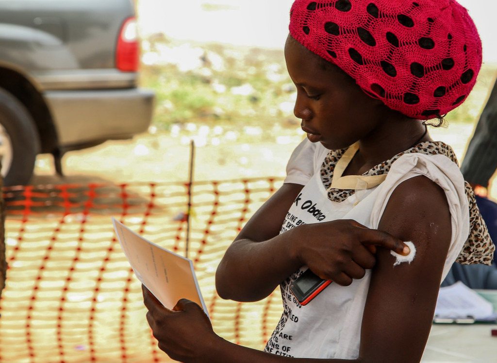 A woman receives her MSF vaccination certificate after having been vaccinated against meningitis in Damaturu, in the Nigerian state of Yobe. Photographer: Igor Barbero/MSF