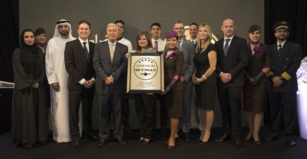 Edward Plaisted (vijfde vanaf links) overhandigt Etihad Airways medewerkers de Skytrax Certified 5-Star Airline Rating.
