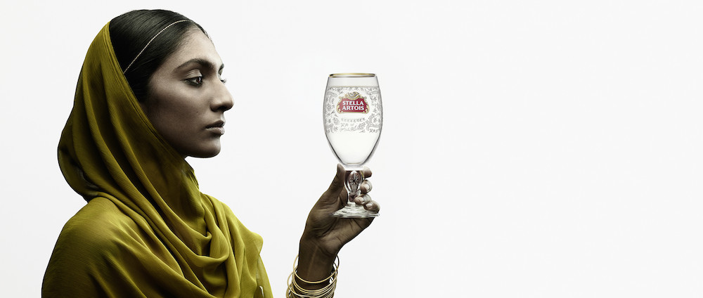 Stella Artois lanceert eerste wereldwijde sociale impact-campagne: ‘Buy a Lady a Drink’